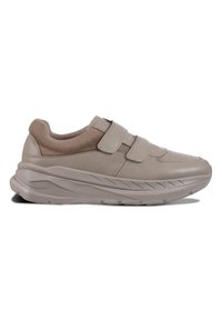 Beige lenkkari, jossa on teksturoitu nahka päällinen ja verkkokankaiset yksityiskohdat, varustettuna kahdella tarranauhalla ja paksulla, muotoillulla pohjalla.