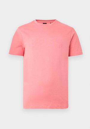 T-shirt rose à manches courtes et col rond avec un logo « BOSS » discrètement embossé sur la poitrine, présenté sur un fond clair uni.