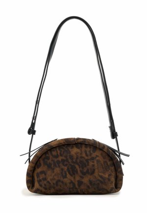 Petit sac à épaule marron en forme de demi-lune avec imprimé léopard foncé et longues bretelles noires fines et réglables.