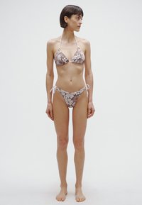 Kvetové dvojdielne plavky v hnedej a krémovej farbe, s trojuholníkovým vrškom a nastaviteľnými bokmi na zaväzovanie. Jemná látka a priliehavý dizajn.