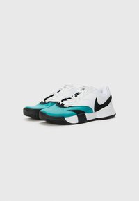 Nike Sportschuhe mit einem weißen Mesh-Obermaterial, türkis- und schwarzen Akzenten, glatter Textur und einer Gummisohle mit Profil.