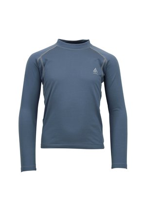 Chemise à manches longues en tissu bleu, avec un col haut, des surpiqûres grises et un petit logo sur la poitrine gauche. Texture lisse.