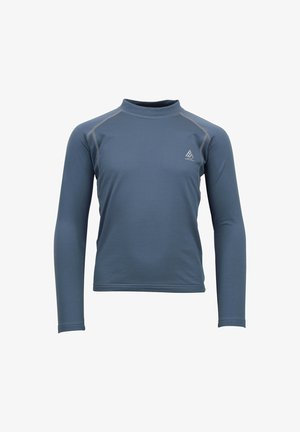 Chemise à manches longues en tissu bleu, avec un col haut, des surpiqûres grises et un petit logo sur la poitrine gauche. Texture lisse.