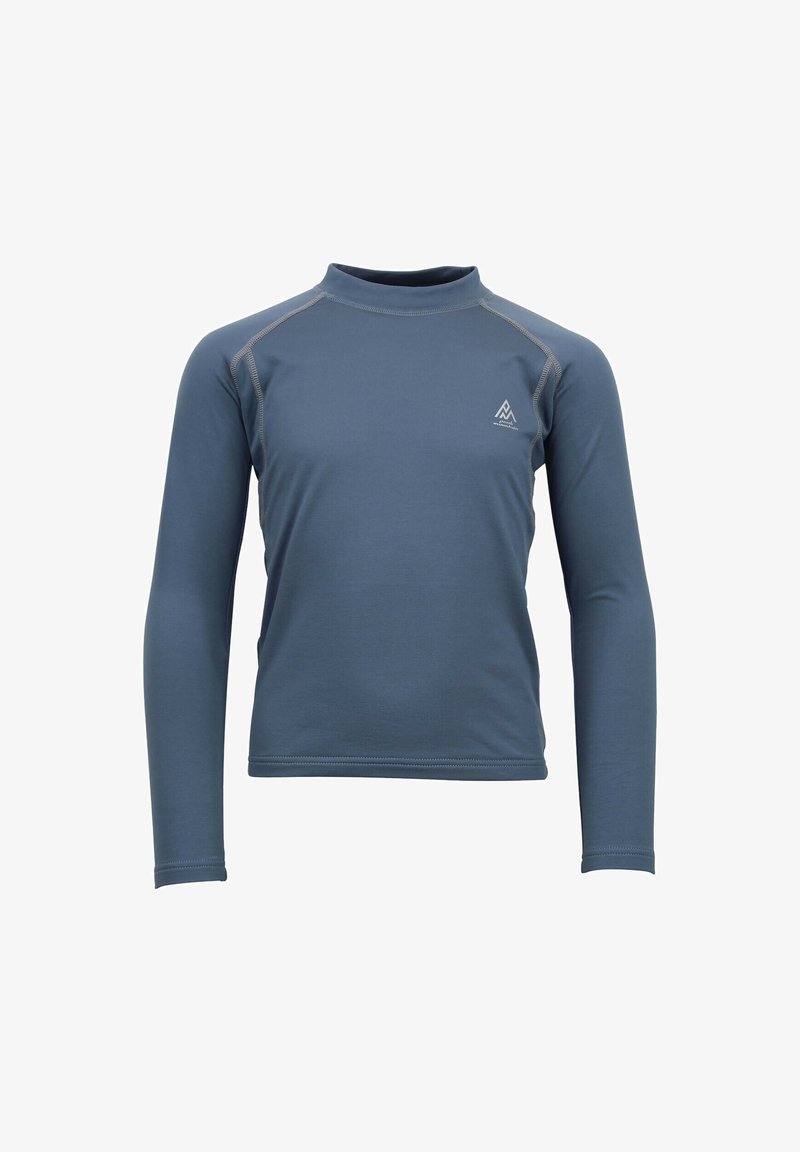 Chemise à manches longues en tissu bleu, avec un col haut, des surpiqûres grises et un petit logo sur la poitrine gauche. Texture lisse.