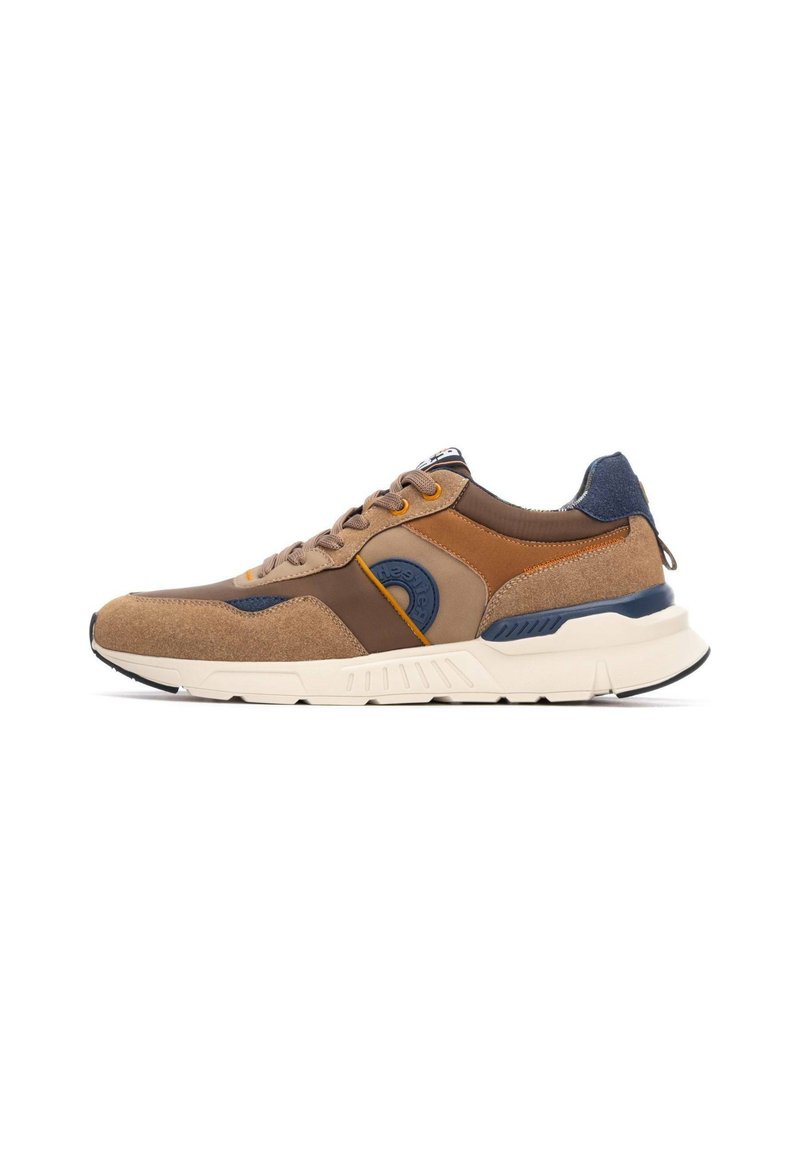 Zapatillas deportivas marrones y beige hechas de ante y materiales sintéticos. Las características incluyen una parte superior texturizada, acentos azules en contraste y una suela gruesa.