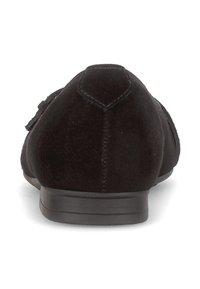 Zwarte suède balletschoenen met een lage, ronde hak, met een eenvoudig ontwerp en stiksels aan de achterkant en zijkanten.