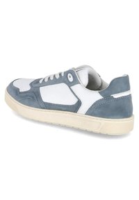 Sneaker mit einem oberteil aus hellblauem Wildleder, weißen Lederakzenten, perforierter Zehenbox und cremefarbener Gummisohle mit strukturiertem Profil.