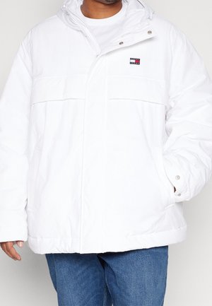 Witte pufferjack gemaakt van nylon, met een ritssluiting, vo pockets aan de voorkant en een klein geborduurd logo op de borst. Glad textuur.