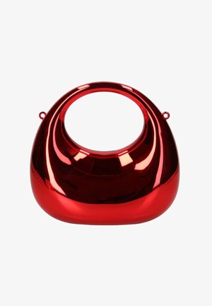 Glanzende metalen rode handtas met een afgeronde bodem, een groot ovaal uitgesneden handvat en kleine cirkelvormige lussen aan elke zijde.