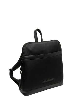Sac à dos en nylon noir avec base en cuir, forme rectangulaire, double bretelles, poignée supérieure et poche zippée à l'avant. Texture lisse et design minimal.