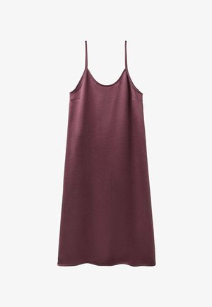 Mouwloze slipjurk tot op de knie in diep bordeauxrood met dunne spaghettibandjes en een ronde halslijn op witte achtergrond.