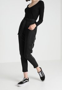 Jennyfer Trousers - black