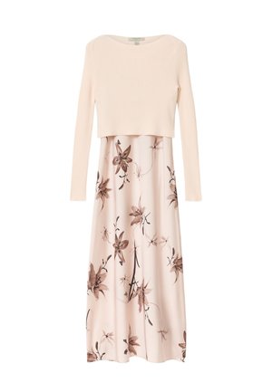 Długa jasnoróżowa sukienka z dopasowanym prążkowanym topem i spódnicą ozdobioną brązowymi kwiatowymi wzorami oraz długimi rękawami.