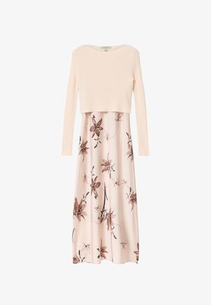 Długa jasnoróżowa sukienka z dopasowanym prążkowanym topem i spódnicą ozdobioną brązowymi kwiatowymi wzorami oraz długimi rękawami.