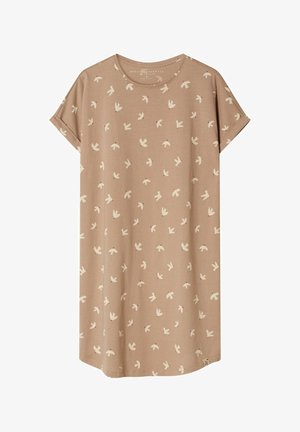 Beżowa sukienka z krótkimi rękawami i okrągłym dekoltem, ozdobiona rozproszonym wzorem białych ptaków oraz z podwiniętymi mankietami na rękawach.