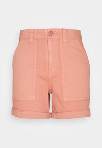 Shorts in cotone rosa con vita alta, orlo arrotolato e due tasche frontali. Presentano una chiusura frontale con bottone e zip e passanti per cintura.