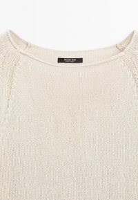 Maglione lavorato a maglia beige chiaro con scollo rotondo e maniche scese. Etichetta con la scritta "Massimo Dutti, made in Turkey."