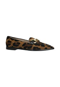 Leopardprint platte schoen met een spitse neus, zwarte lakaccenten en een gouden hardwaredetail op de bovenkant. Gemaakt van een zacht suede materiaal.