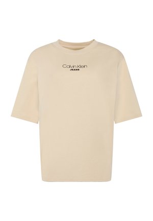 T-shirt beige à manches courtes col rond avec le logo "Calvin Klein JEANS" imprimé en noir sur la poitrine.