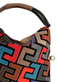 Hobo tas van zwarte stof met een geometrisch patroon van leren accenten in rood, blauw, grijs en bruin. Bruine handgreep en gouden hardware details.