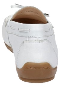 Weiße Leder-Mokassinschuhe im Stil mit abgerundeter Zehenpartie, kontrastierender, tannfarbener Gummisohle und dekorativer Naht entlang der oberen Kante.
