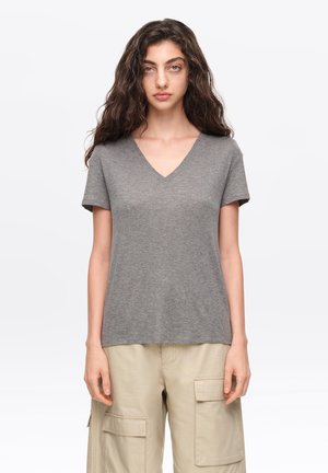 BIMBA Y LOLA, BIMBA Y LOLA CAMISETA FLUIDA ESCOTE V GRIS MELANGE - Camiseta básica - gris melange