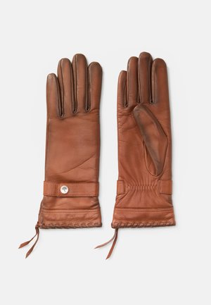 Gants en cuir marron avec une texture lisse, comprenant cinq doigts, des plis au poignet et un accent décoratif en forme de bouton près du poignet.