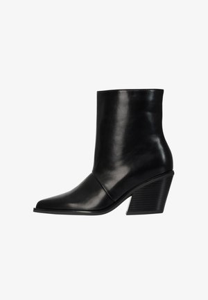 Schwarzer Leder-Stiefelette mit spitz zulaufender Zehe und gestapeltem Blockabsatz, entworfen für Frauen.