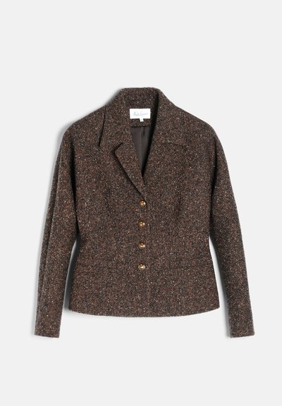 Blazer en tweed marron à manches longues, col à revers cranté, quatre boutons en écaille sur le devant et taille ajustée.