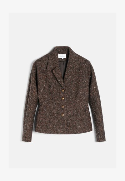 Blazer en tweed marron à manches longues, col à revers cranté, quatre boutons en écaille sur le devant et taille ajustée.