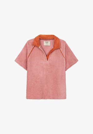 Krótka bluza z krótkim rękawem z miękkiego, różowego materiału frotte, z pomarańczowym kołnierzem i akcentami na ramionach, o luźnym kroju i sportowym designie.