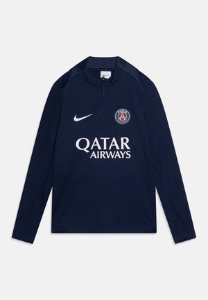 T-shirt de sport à manches longues bleu marine avec col zip, comportant un logo Nike et un écusson du Paris Saint-Germain, avec "Qatar Airways" imprimé en blanc.