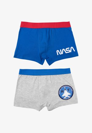 Due paia di boxer per ragazzi; uno blu con elastico rosso e testo NASA bianco, l'altro grigio con elastico blu e patch dello shuttle spaziale NASA.