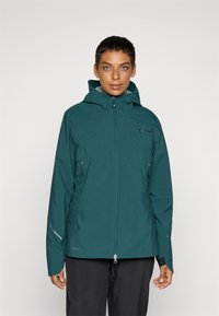 Jachetă impermeabilă teal cu glugă, fermoar frontal �și două buzunare laterale. Prezintă accente reflectorizante și o finisare din material texturat.