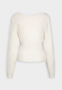 Vit stickad tröja med ribbad struktur, bred halsringning, långa ärmar och en kort passform med lätt utsvängd nederkant.