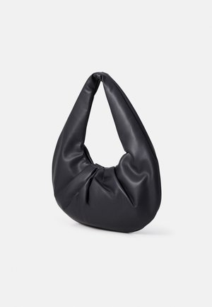 Sort blød læder skuldertaske med et samlet, afslappet design og en bred rem, der danner et trekantet håndtag.