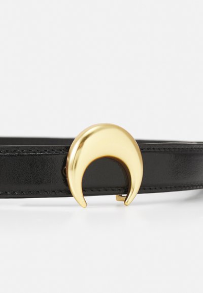 Cinto de pele preta com uma fivela em forma de lua crescente dourada e brilhante. O cinto apresenta costura visível e uma textura suave.