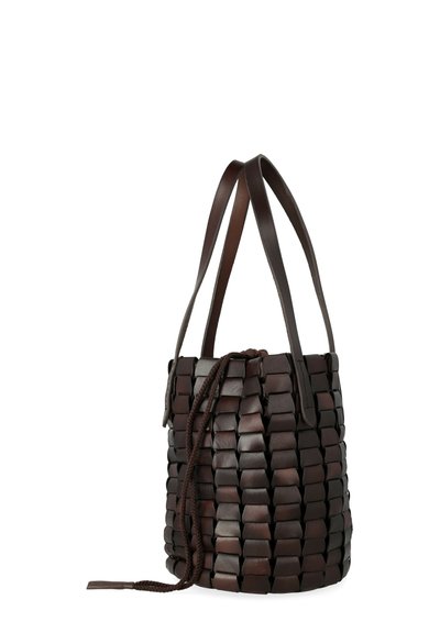 Borsa a secchiello in pelle marrone con texture intrecciata, doppie tracolle e chiusura a coulisse. Caratterizzata da una finitura liscia e un design robusto.