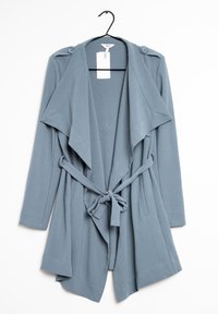 Cardigan azzurro chiaro realizzato in tessuto morbido, con apertura frontale, maniche lunghe, vita con cintura e dettagli in bottone sulle spalle.