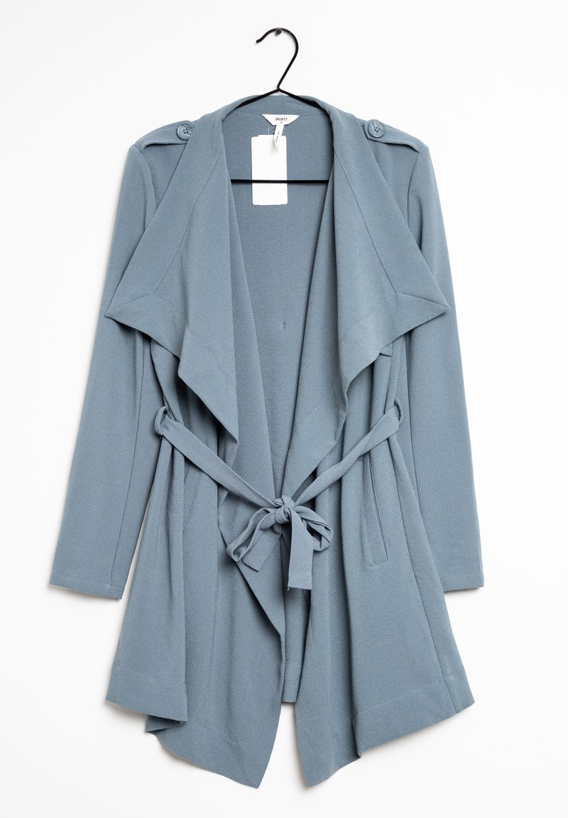 Cardigan azzurro chiaro realizzato in tessuto morbido, con apertura frontale, maniche lunghe, vita con cintura e dettagli in bottone sulle spalle.