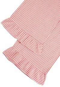 Rødt og hvitt stoff med vertikale striper og rynkede kanter, sannsynligvis en del av et erme eller bukseben.