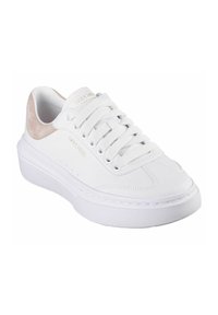 Białe trampki z gładką syntetyczną cholewką i zamszowymi akcentami. Posiadają płaskie sznurówki, wyściełaną podeszwę oraz subtelne perforacje po bokach.