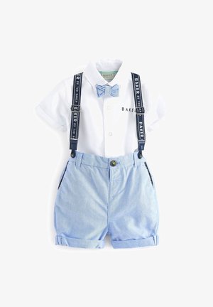 Weißes kurzärmliges Hemd, blauer Fliegen und blaue Shorts mit umgeschlagenen Säumen. Verfügt über verstellbare marineblaue Hosenträger mit "BAKER"-Markierung.