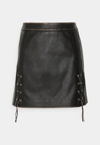 Zwarte mini-rok van imitatieleren met zijstrikdetail en smalle tailleband, gladde textuur en lichte glans.