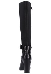 Botas negras hasta la rodilla con un tacón de cuero embosado en croc brillante y detalle de hebilla, con parte superior de tela suave y tacón apilado.