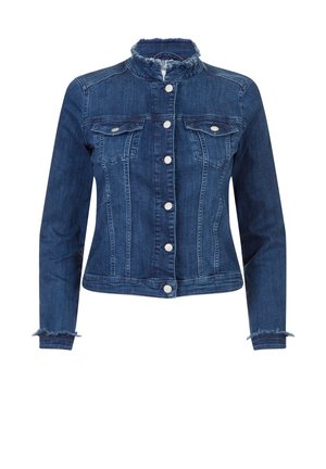 Veste en jean bleu foncé à manches longues, col et poignets effilochés, boutons argentés sur le devant, et deux poches poitrine boutonnées.