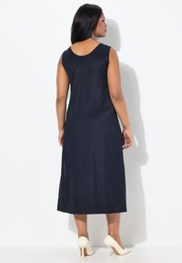 Námořnický modrý bez rukávů šaty s kulatým výstřihem, přímou siluetou a délkou po kolena, vyrobené z hladké, lehké tkaniny.