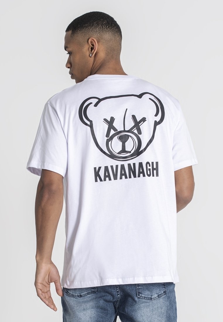 Camiseta blanca de algodón con un gráfico de un oso negro y el texto "KAVANAGH" en la parte trasera. Manga corta y corte relajado.