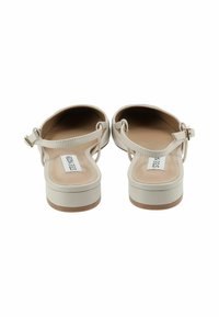 Lys beige sandaler med en glatt læroverdel, justerbar ankelstropp og en kraftig platåsåle. Innvendig har de en polstret innersåle.