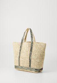 Wiklinowa torba na ramię z dwoma zielonymi, ozdobionymi cekinami paskami; prostokątny kształt i teksturowana powierzchnia, idealna do użytku casualowego lub na plaży.